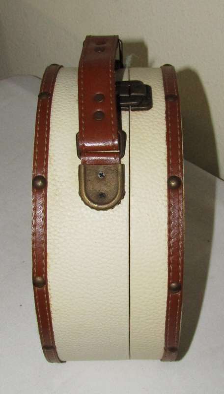 Vintage-Style Round Vanity Case with Cherub Print
