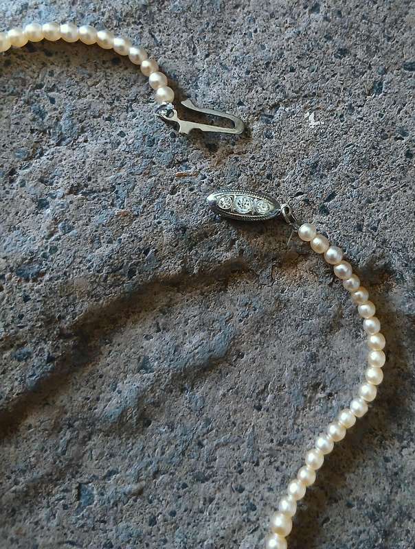 Vintage Graduated FauxPearl Necklace| Creamy Lustre Beads & Rhinestone FishHook Clasp