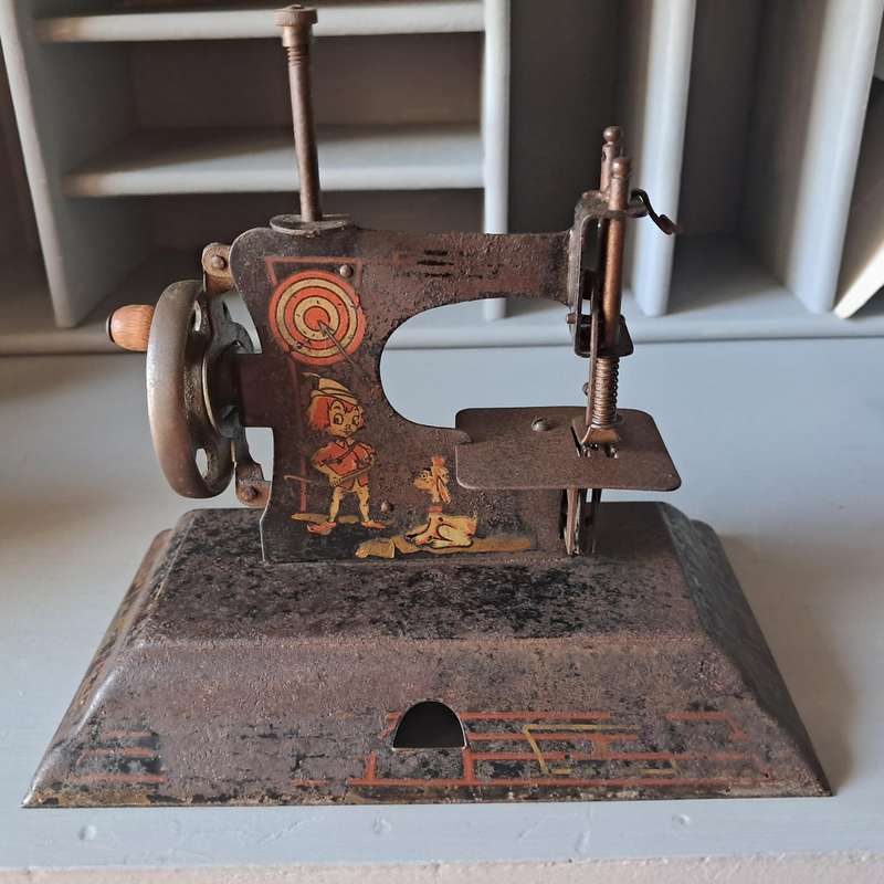 VINTAGE MINIATURE TOY SEWING MACHINE