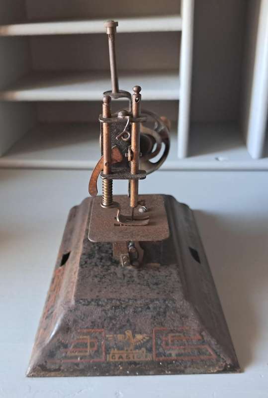 VINTAGE MINIATURE TOY SEWING MACHINE