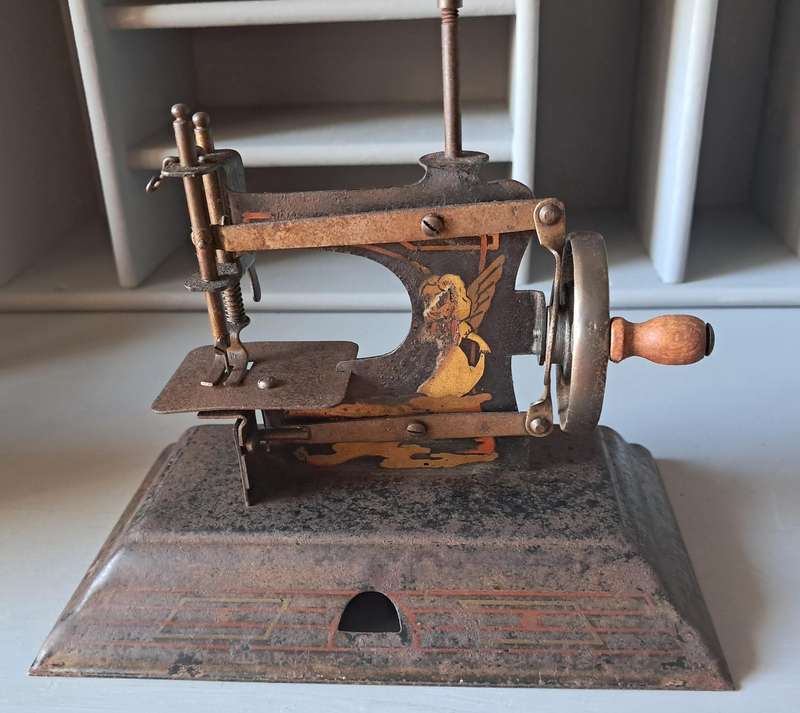 VINTAGE MINIATURE TOY SEWING MACHINE