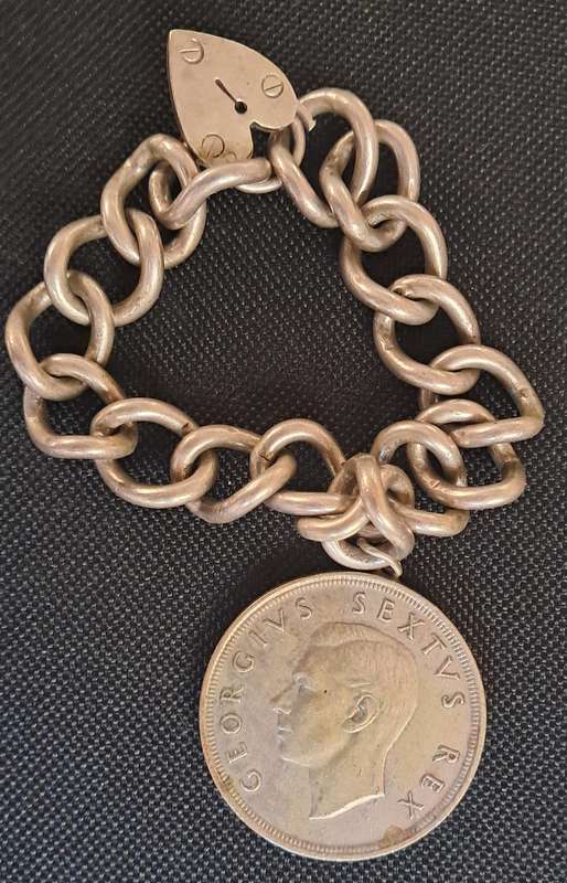 1952 SAU 5 SHILLING : CHAIN ATTACHED