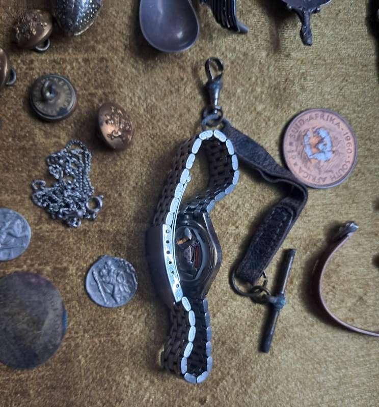 ASSORTMENT OF DRAWER ITEMS