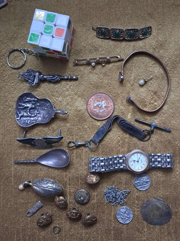ASSORTMENT OF DRAWER ITEMS
