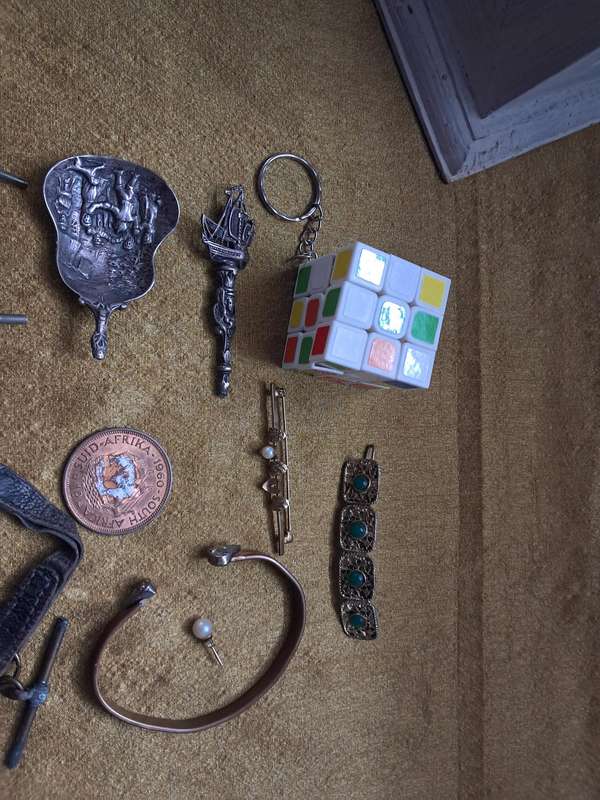 ASSORTMENT OF DRAWER ITEMS