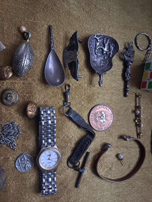 ASSORTMENT OF DRAWER ITEMS