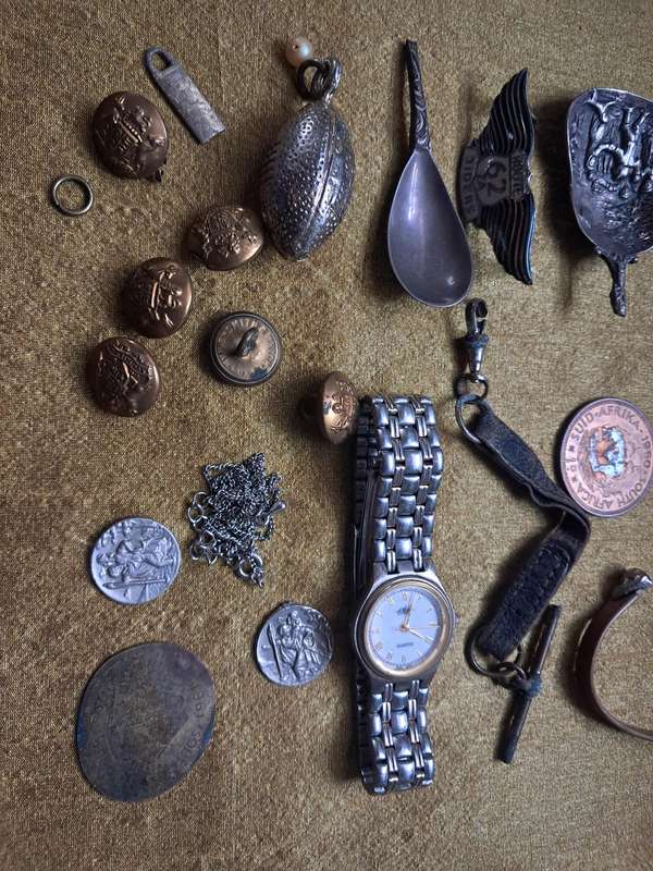 ASSORTMENT OF DRAWER ITEMS