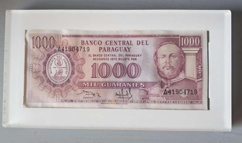 DISPLAY HOLDER : 2001 PARAQUAY 1000 GUARANIES