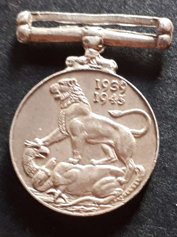 1939 - 1945 WORLD WAR II MINIATURE MEDAL