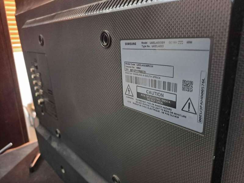 Samsung 32" LED TV with remote -UA32J4003BR