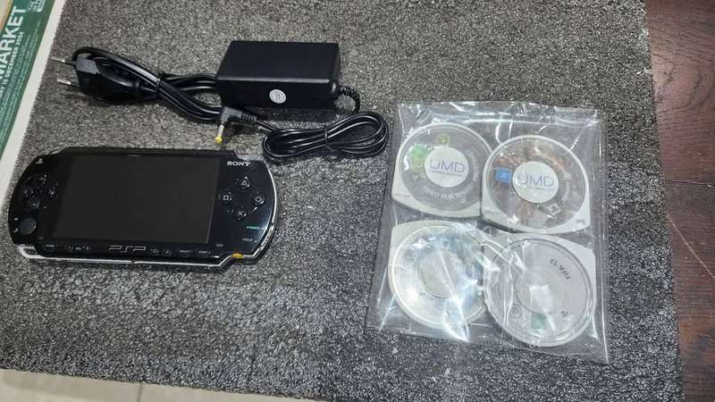 PSP Phat E1004 2gb with 4X games with pouch and charger- portable handheld