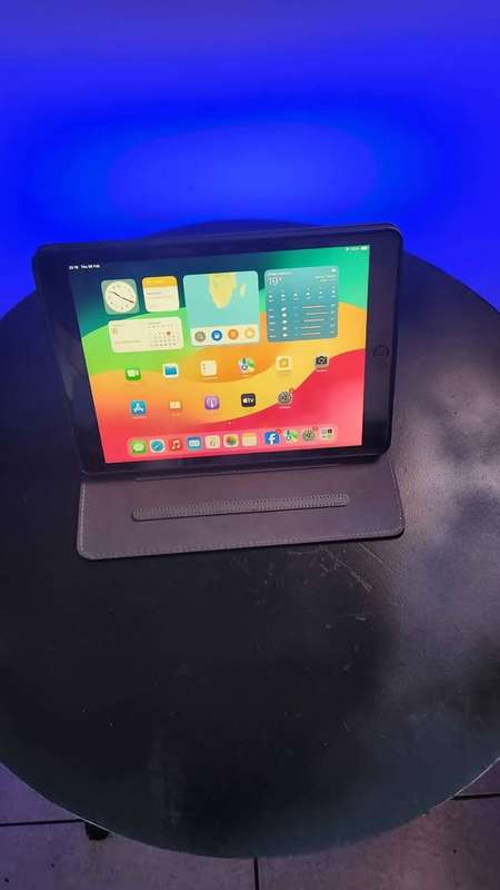 Apple Ipad A2196 - (10.2") 7th gen 128gb cellular with wifi + accessories