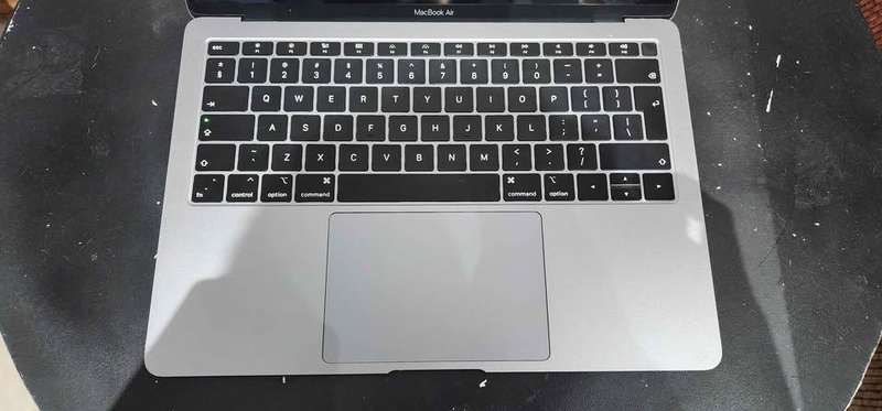 Apple MacBook Air (Retina, 13-inch) 2018- Core i5-8210y, 128gb ssd, 8gb ram - CPO - (in the box)