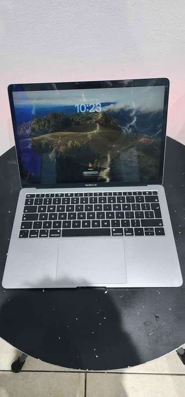 Apple MacBook Air (Retina, 13-inch) 2018- Core i5-8210y, 128gb ssd, 8gb ram - CPO - (in the box)