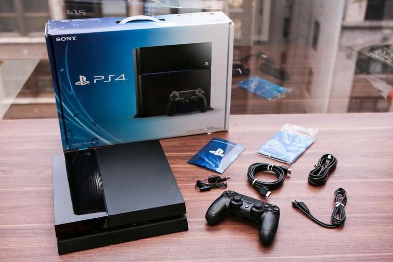 PlayStation 4 phat black console 500gb hdd including 1X controller cables- boxed
