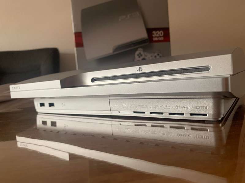 Sony Ps3 slim 320GB - Limited edition console 1x controller - 20 LOADED GAMES with cables
