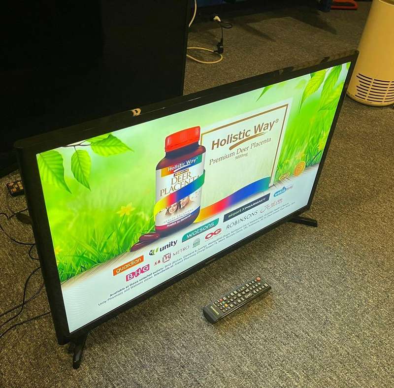 Samsung 32" LED TV with remote -UA32J4003BR