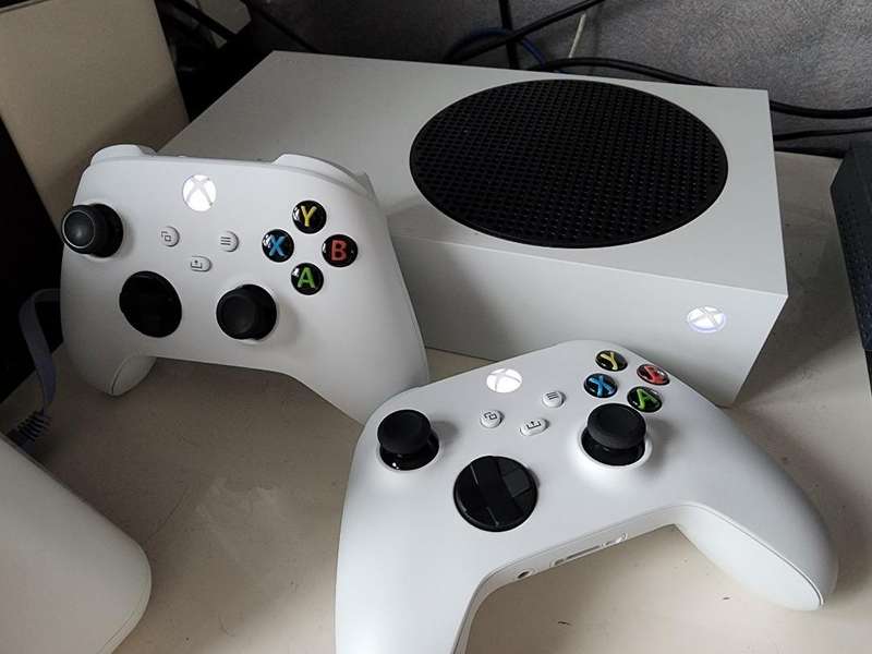 Xbox series S - 512 gigabyte 4k ultra high definition with 2x controllers- boxed