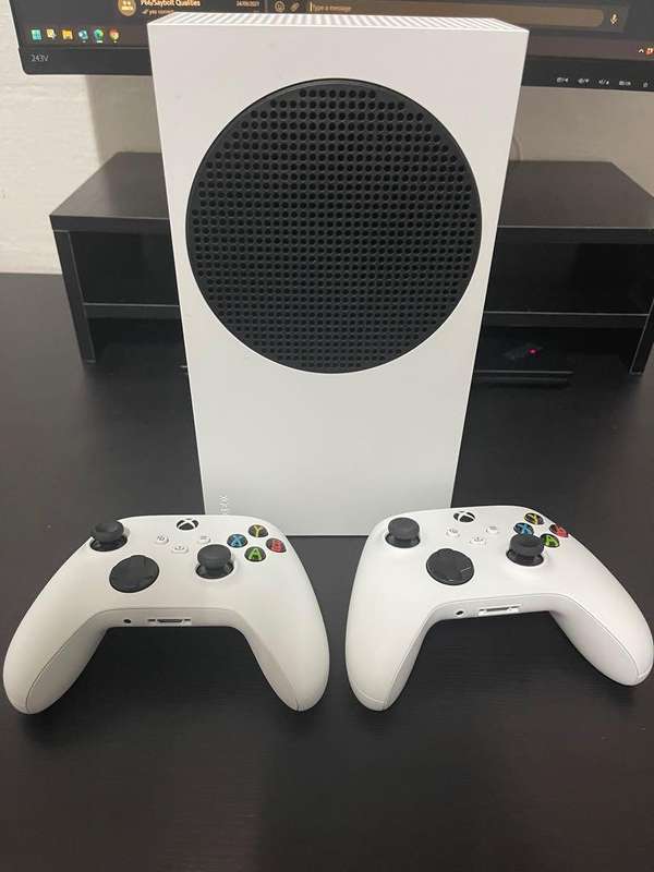 Xbox series S - 512 gigabyte 4k ultra high definition with 2x controllers- boxed
