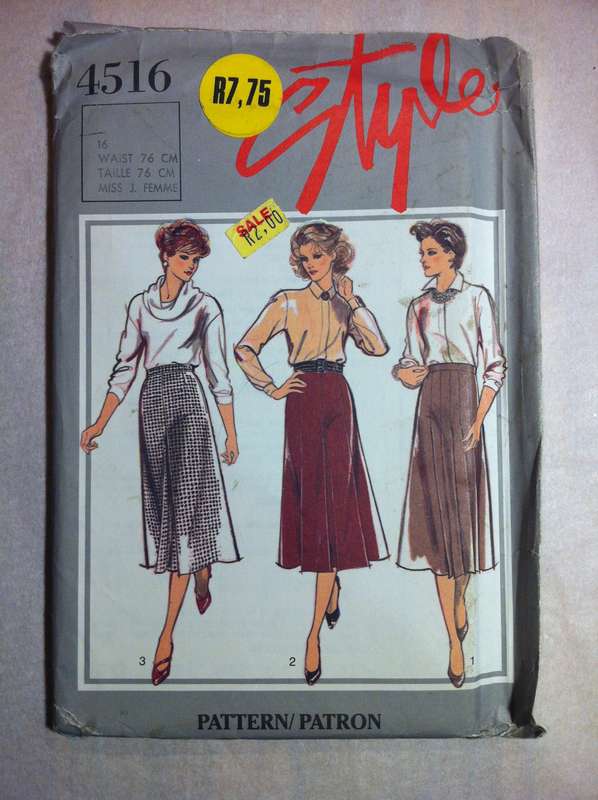 Style 5416 Set of Skirts. Size 16 / Waist 76 cm. Complete Uncut F/F