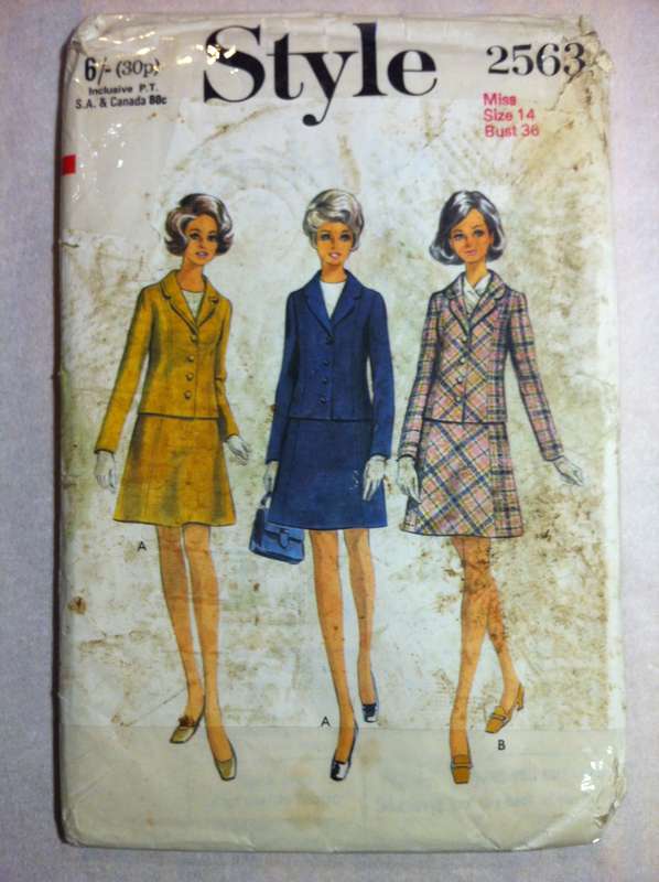 Style 2563 Women's Suit. Size 14. Complete Uncut F/F