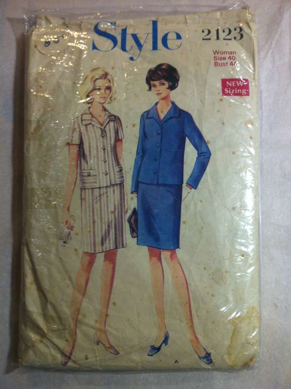 Style 2123 Women's Suit. Size 40. Complete