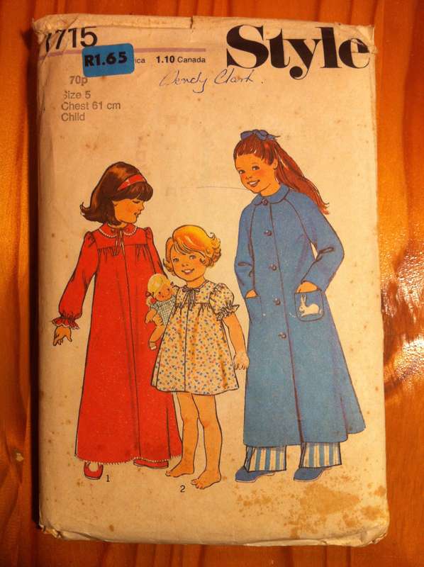 Style 1715 Childs Nightdress and Dressing Gown. Size 5 / Chest 61 cm. Complete