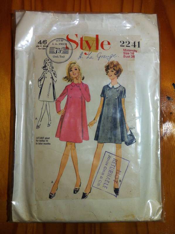 Style 2242 Maternity Dress with Detachable Collar. Size 18. Complete.