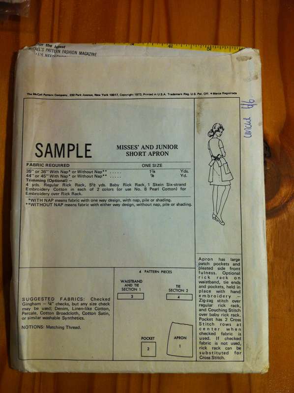 McCalls Misses' and Junior Short Apron. One Size