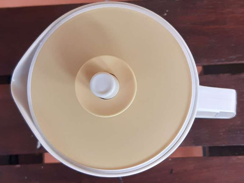 Vintage Tupperware 874-16 Cream Juice Jug Beige/ Yellow Lid