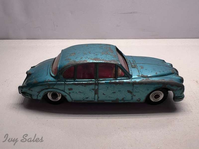 DINKY TOYS #146 DAIMLER V8 2.5 LITRE