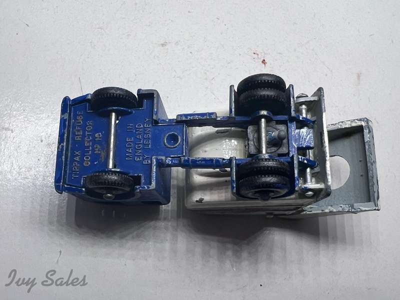 Matchbox #15 TIPPAX REFUSE COLLECTOR - OVERPAINT