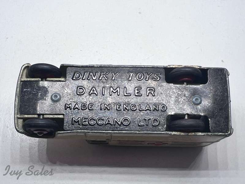 DINKY TOYS #253 DAIMLER AMBULANCE