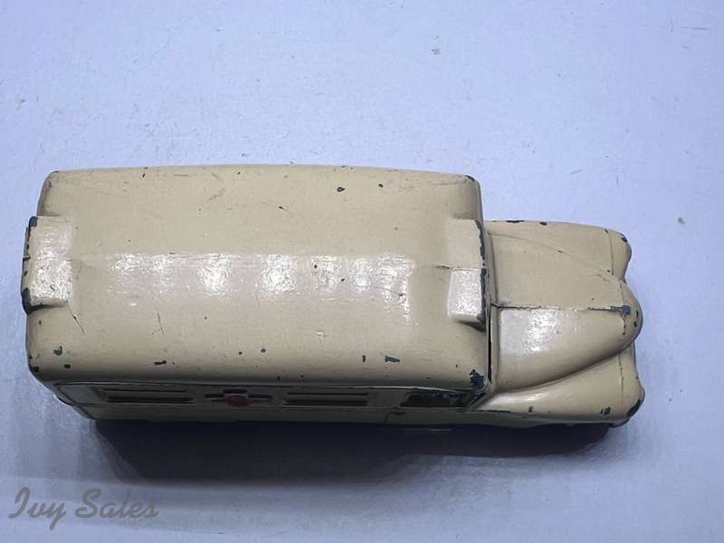 DINKY TOYS #253 DAIMLER AMBULANCE