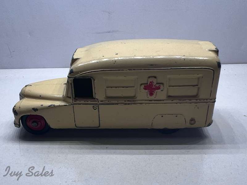 DINKY TOYS #253 DAIMLER AMBULANCE