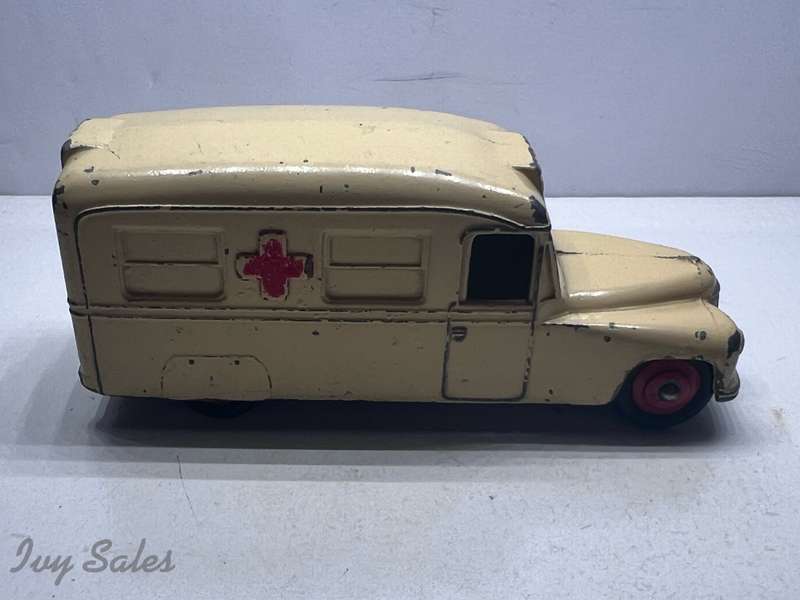 DINKY TOYS #253 DAIMLER AMBULANCE