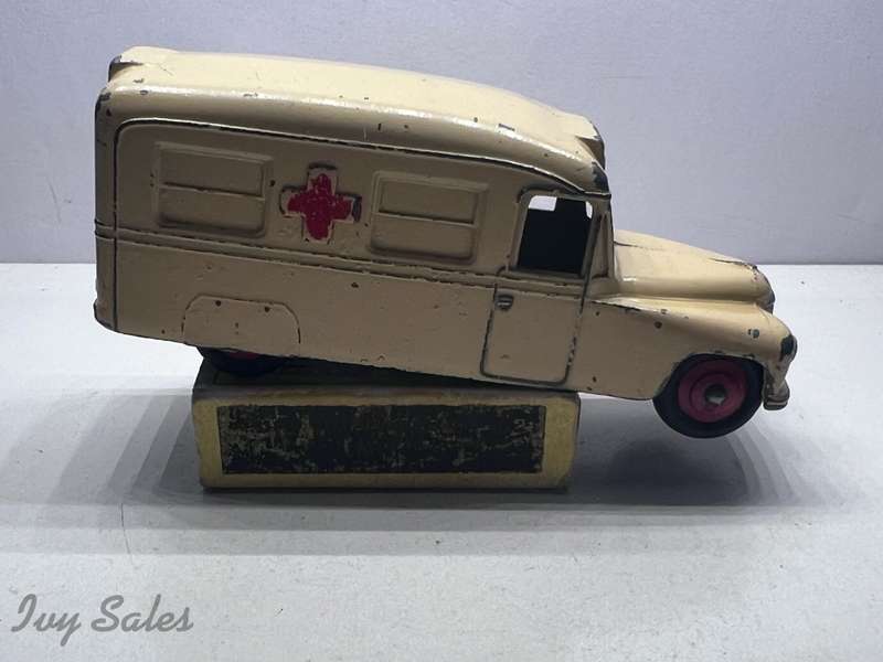 DINKY TOYS #253 DAIMLER AMBULANCE