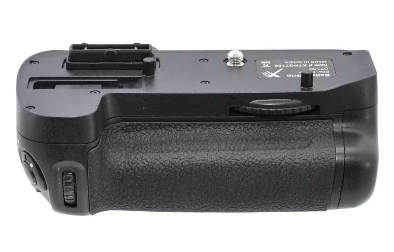 Generic Battery Grip for Nikon D7000 / D7200 DSLR Cameras (MB-D15)