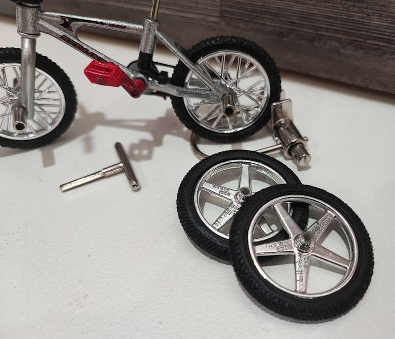 1999 Flick Trix Redline(Silver) Finger BMX with Accessories