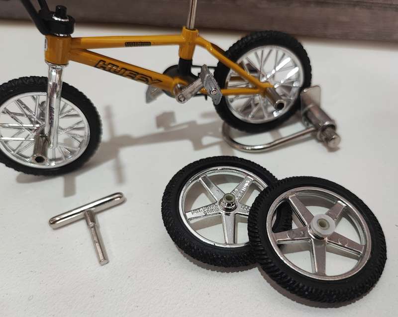 1999 Flick Trix Huffy(Yellow) Finger BMX with Accessories