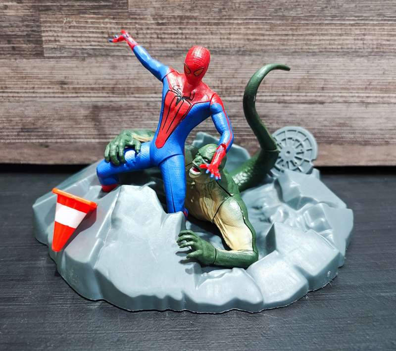 2011 Spider Man vs Lizard Figure
