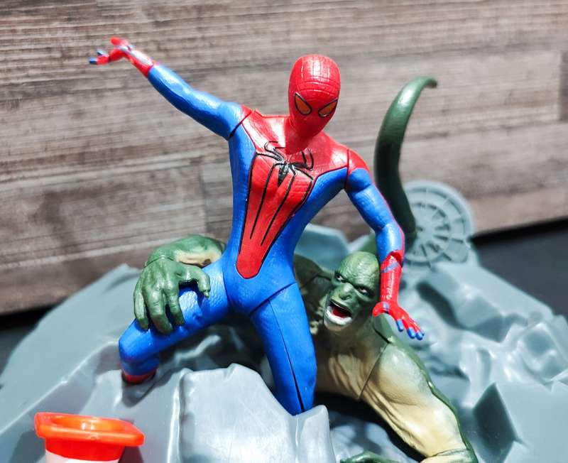 2011 Spider Man vs Lizard Figure