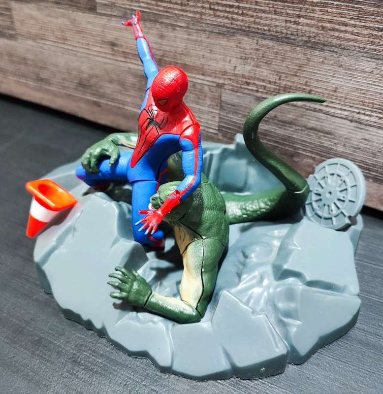 2011 Spider Man vs Lizard Figure