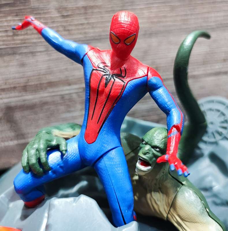 2011 Spider Man vs Lizard Figure