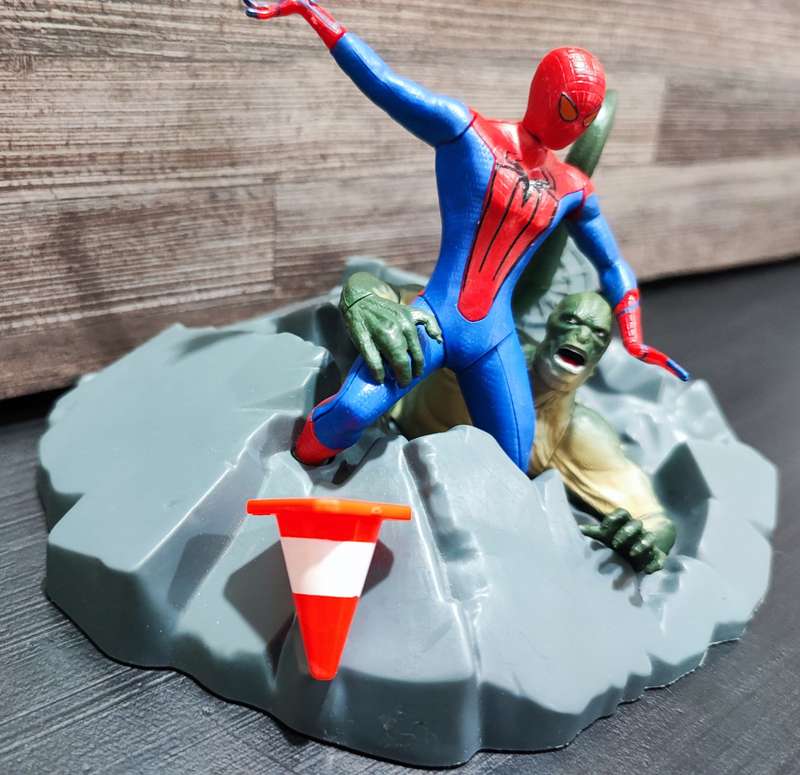 2011 Spider Man vs Lizard Figure