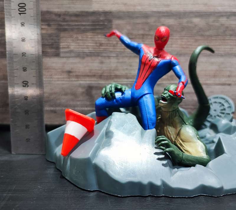 2011 Spider Man vs Lizard Figure