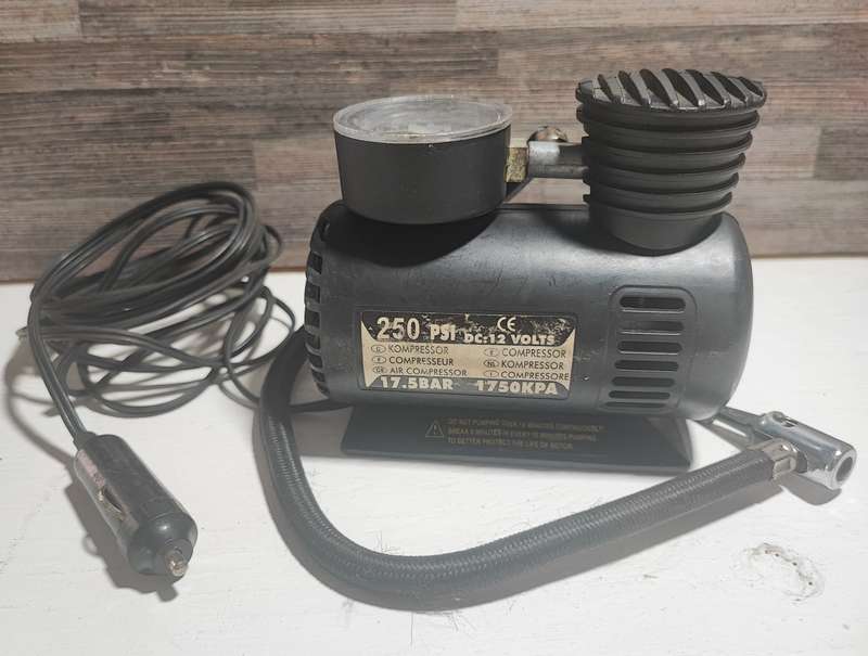 12V portable electric tire pump inflator