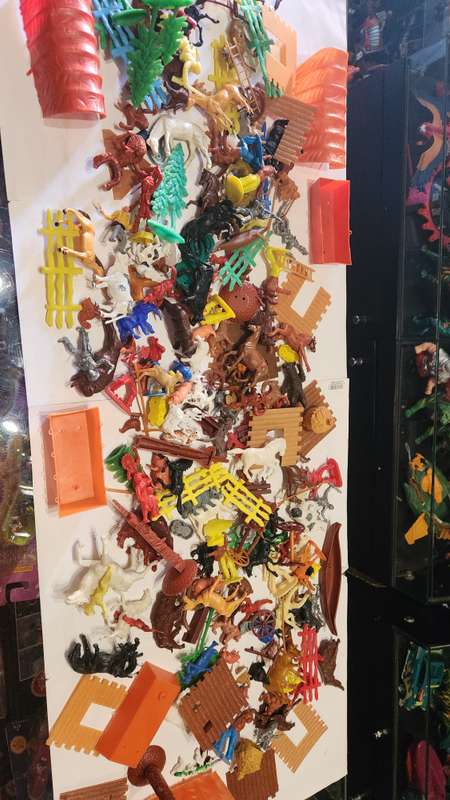Huge Vintage Lot Plastic Indians and Cowboys,Animals Etc Vintage Figure