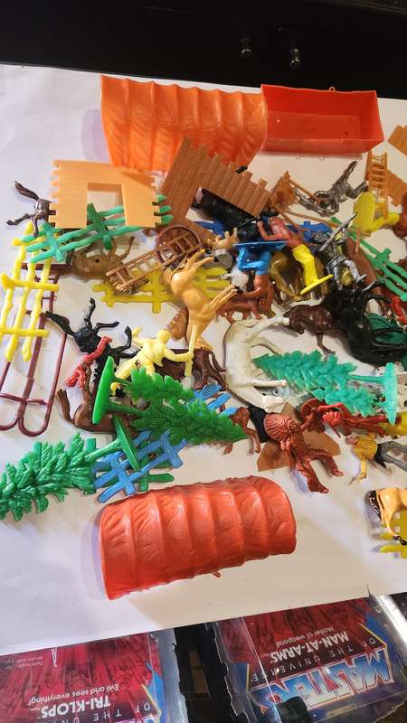 Huge Vintage Lot Plastic Indians and Cowboys,Animals Etc Vintage Figure