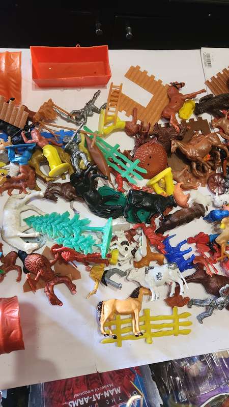 Huge Vintage Lot Plastic Indians and Cowboys,Animals Etc Vintage Figure